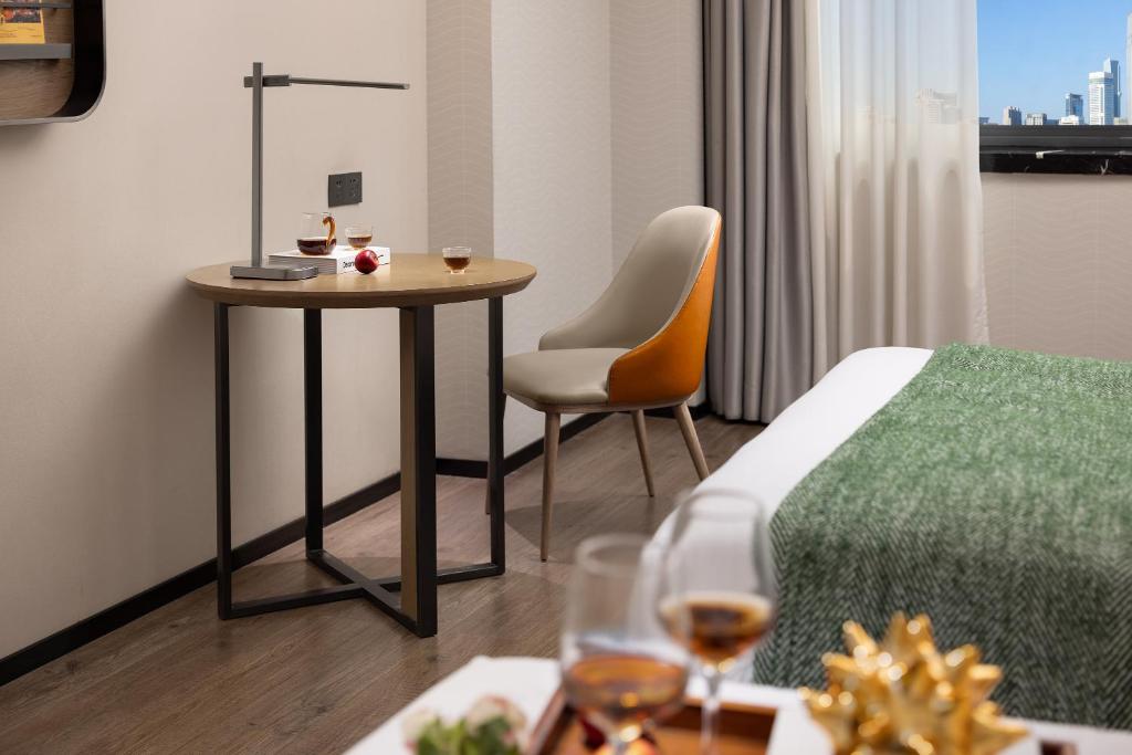 Anya Hotel -Next to Jiefang West Bar Street 2 minutes to the subway station free coffee free laundry free gym, huge windows - Habitación Gemela De Lujo