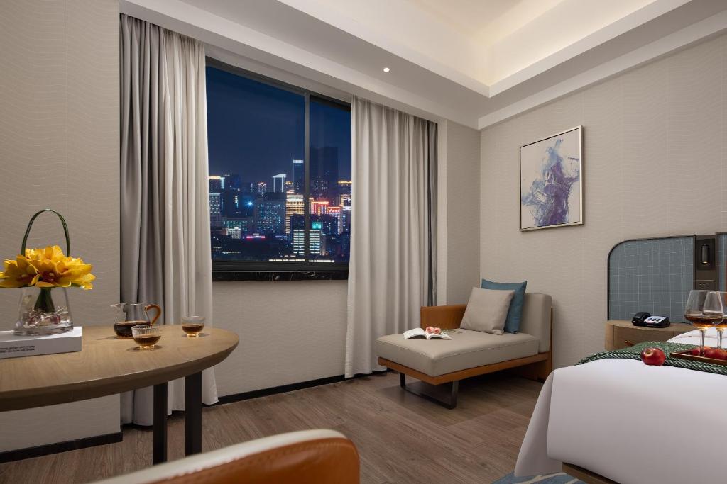 Anya Hotel -Next to Jiefang West Bar Street 2 minutes to the subway station free coffee free laundry free gym, huge windows - Sala De Reina De Lujo