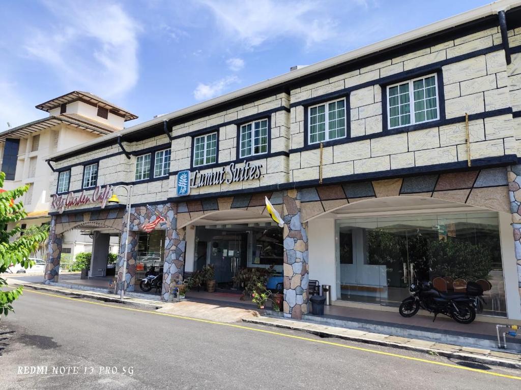 ルムットにあるRitz Suitesの正面にバイクが停まった建物