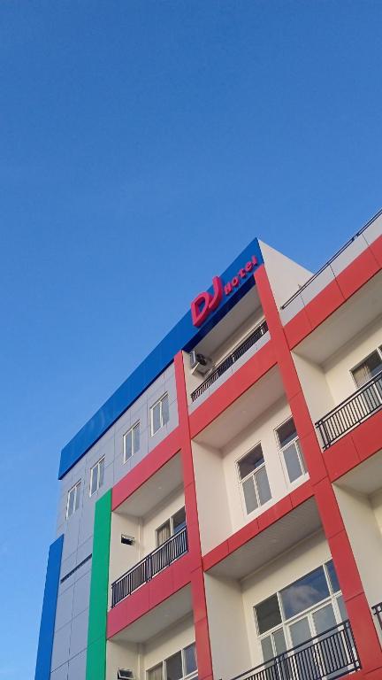 RahaDJ Hotel的上面有火车的建筑