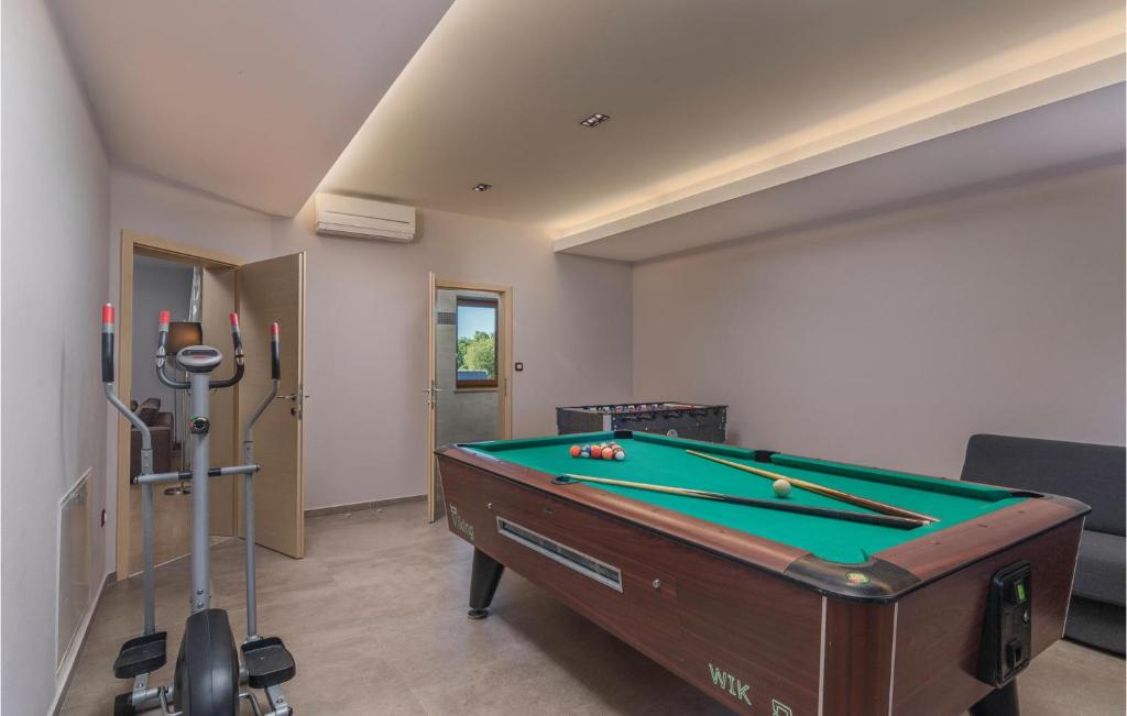 Stół bilardowy w obiekcie 4 Bedroom Awesome Home In Trosti