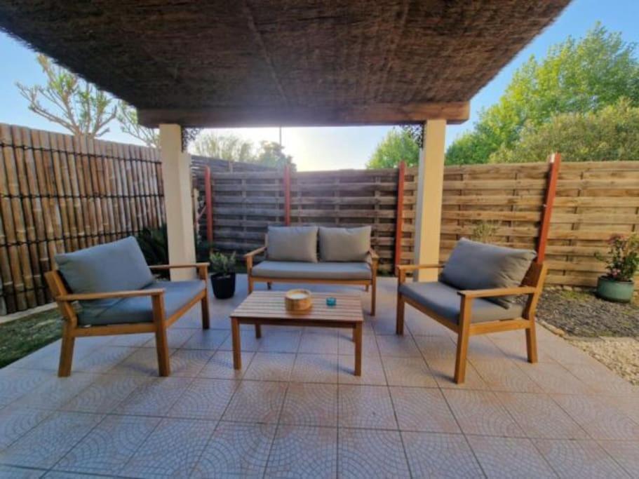 - une terrasse avec 2 chaises et une table basse dans l'établissement Rez-de-jardin à 3 min à pied de la plage des Sablettes, à La Seyne-sur-Mer