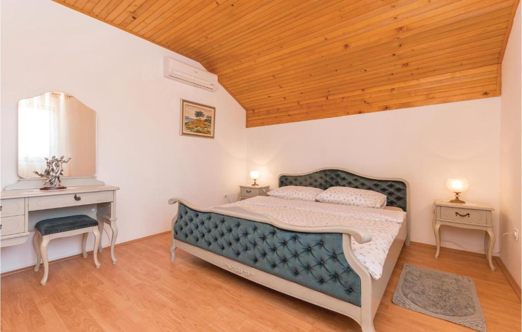 Posteľ alebo postele v izbe v ubytovaní Four-Bedroom Holiday Home In Lisicic
