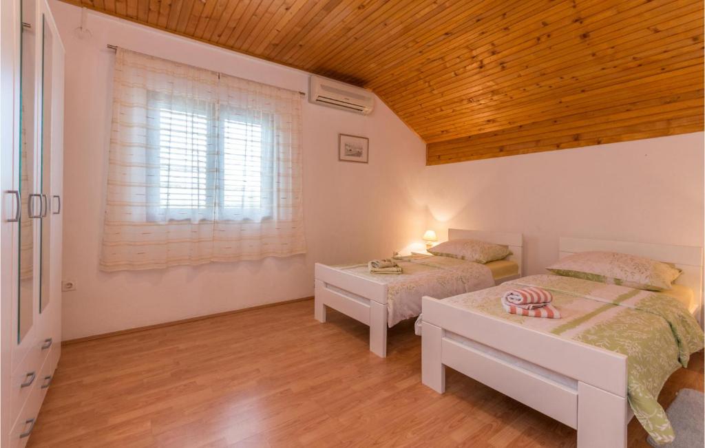 Posteľ alebo postele v izbe v ubytovaní Four-Bedroom Holiday Home In Lisicic