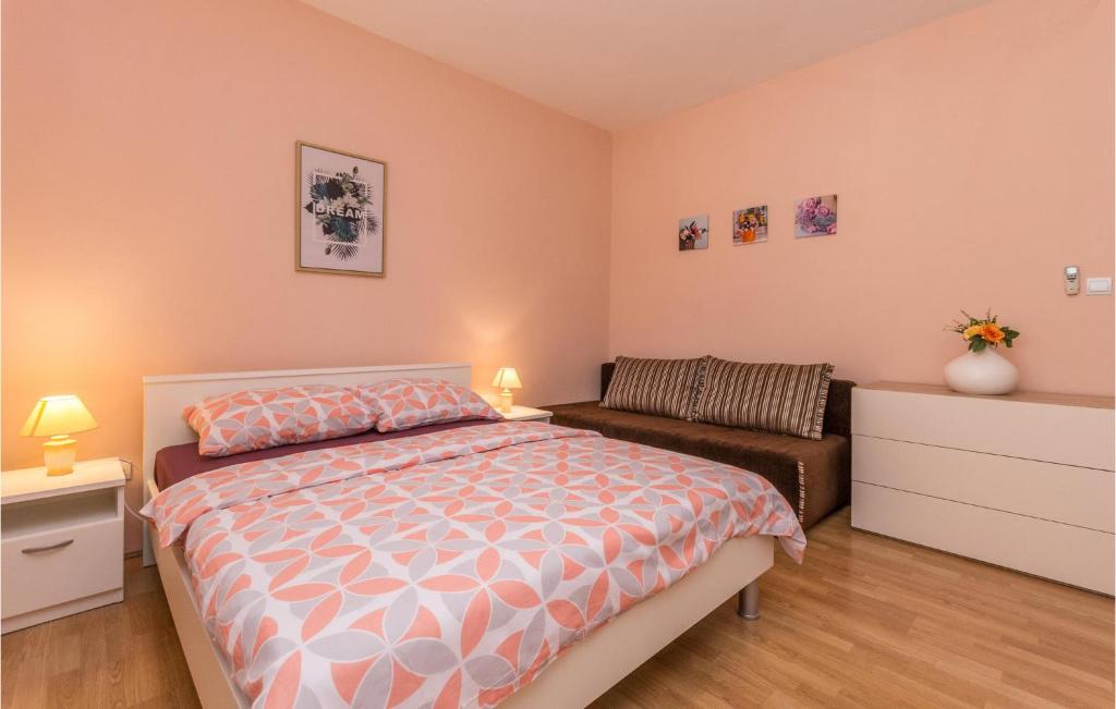 Posteľ alebo postele v izbe v ubytovaní Four-Bedroom Holiday Home In Lisicic