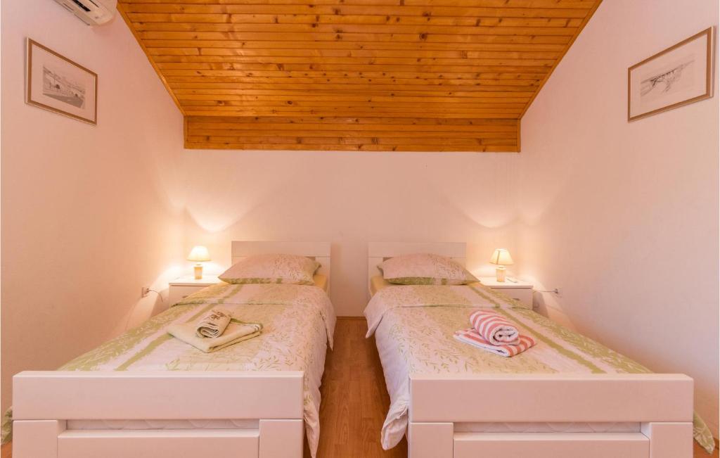 Posteľ alebo postele v izbe v ubytovaní Four-Bedroom Holiday Home In Lisicic