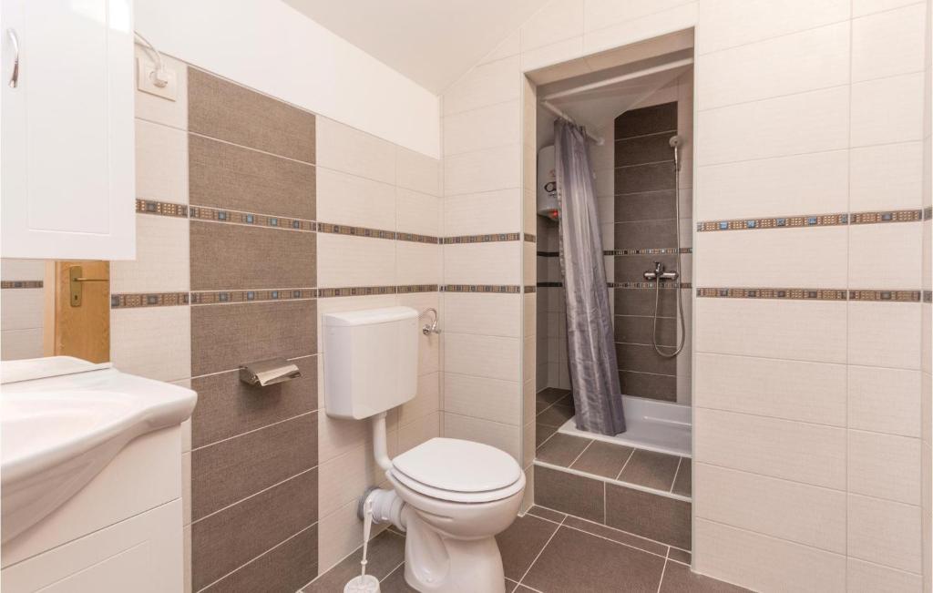 Kúpeľňa v ubytovaní Four-Bedroom Holiday Home In Lisicic