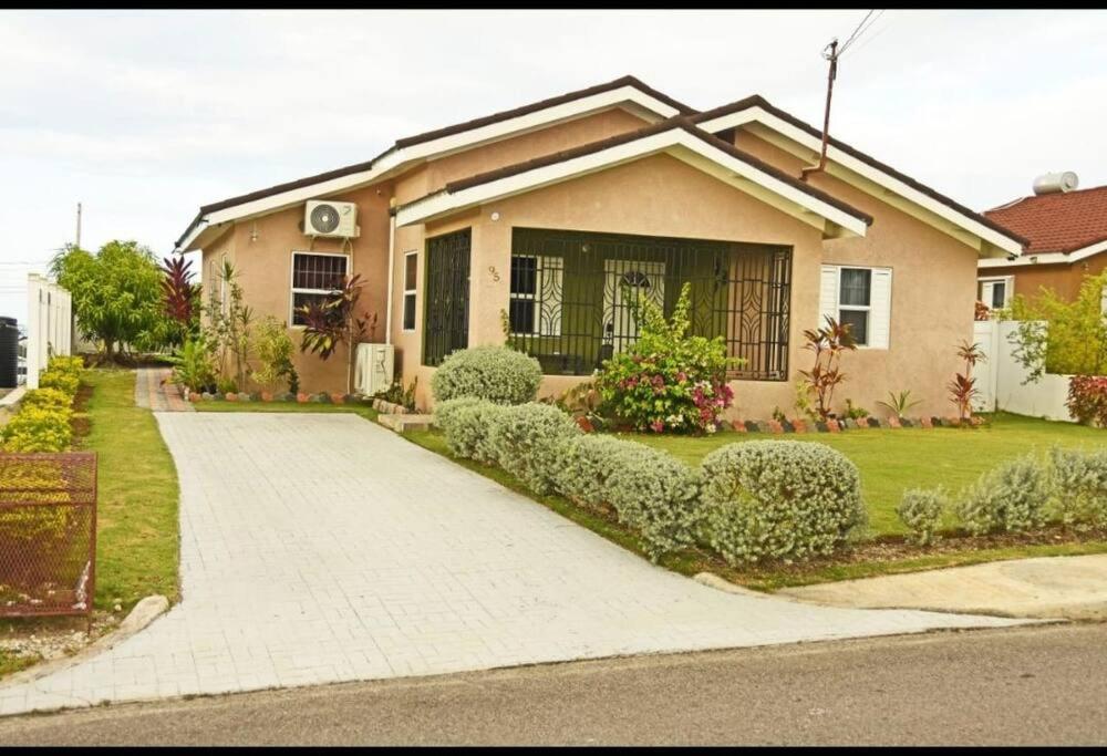 ファルマスにあるIrie Smart Villa 2の前に私道がある家