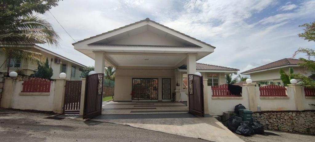 a house with a gate in front of it at Gmbg in Gambang