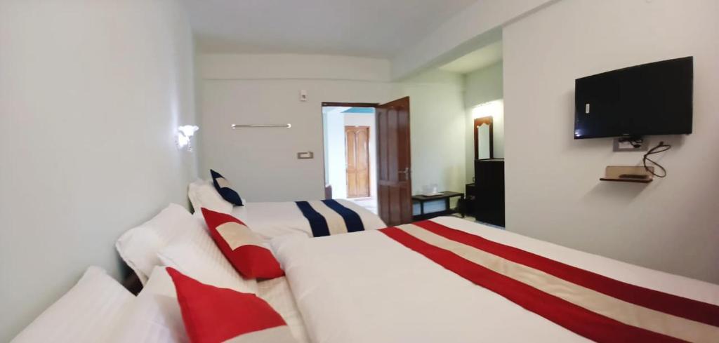 Postel nebo postele na pokoji v ubytování Ponmurugan Residency