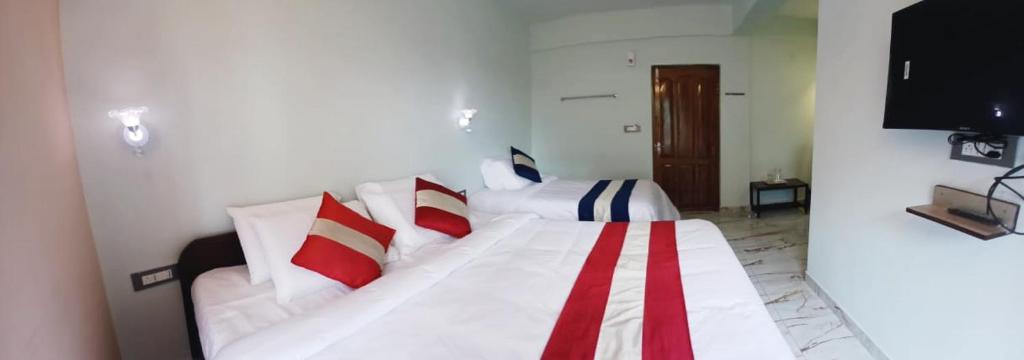 Postel nebo postele na pokoji v ubytování Ponmurugan Residency