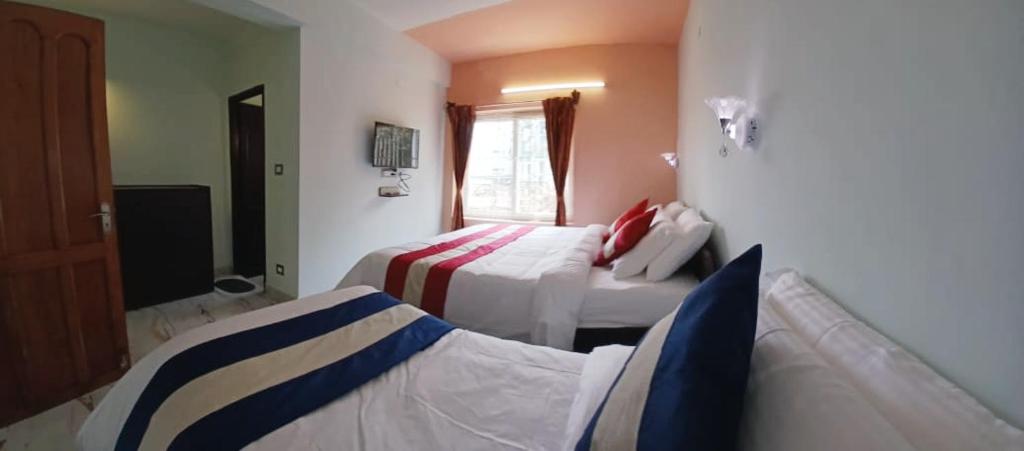 Postel nebo postele na pokoji v ubytování Ponmurugan Residency