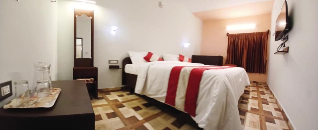 Postel nebo postele na pokoji v ubytování Ponmurugan Residency
