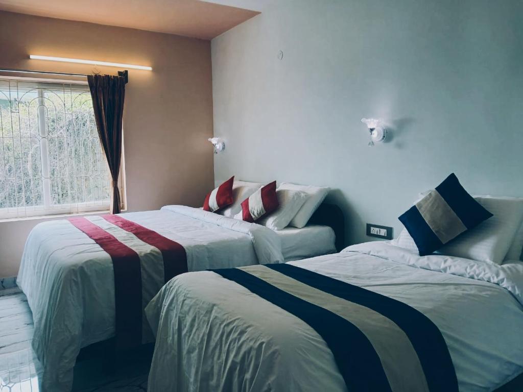 Postel nebo postele na pokoji v ubytování Ponmurugan Residency