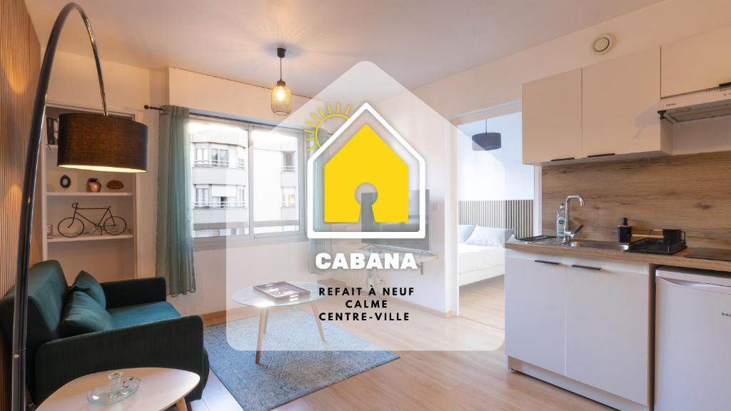 Il comprend une cuisine et un salon avec une table. dans l'établissement Cabana & L' Idéal - Gare, Lac et Parking Public 5 min, à Annecy