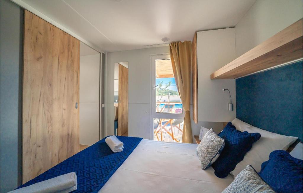 Posteľ alebo postele v izbe v ubytovaní 12 Bedroom Nice Home In Drage