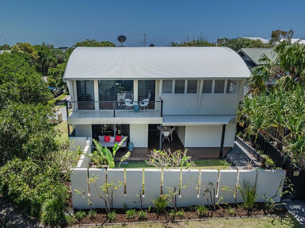 una vista aérea de una casa con balcón en Beachside Escape on Cottonwood, en Casuarina