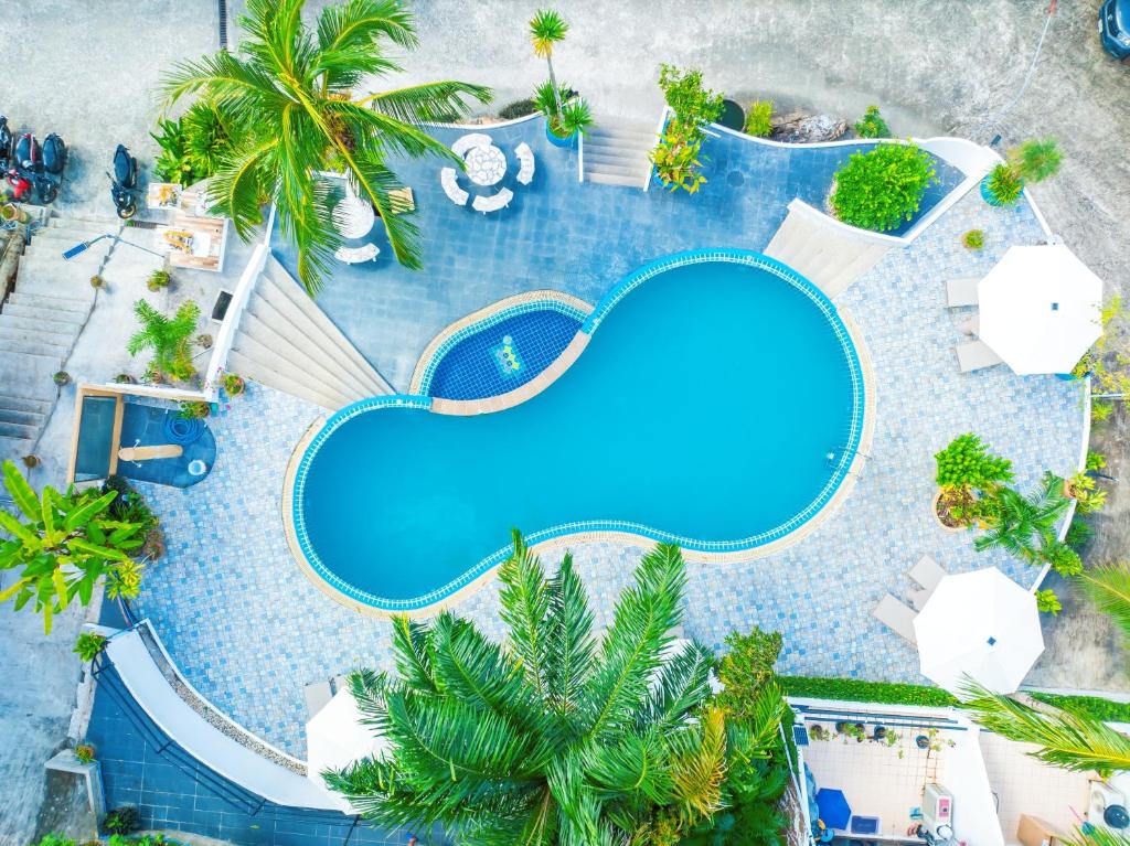 パトンビーチにあるMeet Holiday International Hotel-Patong 普吉岛相遇国际度假酒店-芭东店のリゾートのプールの俯瞰図