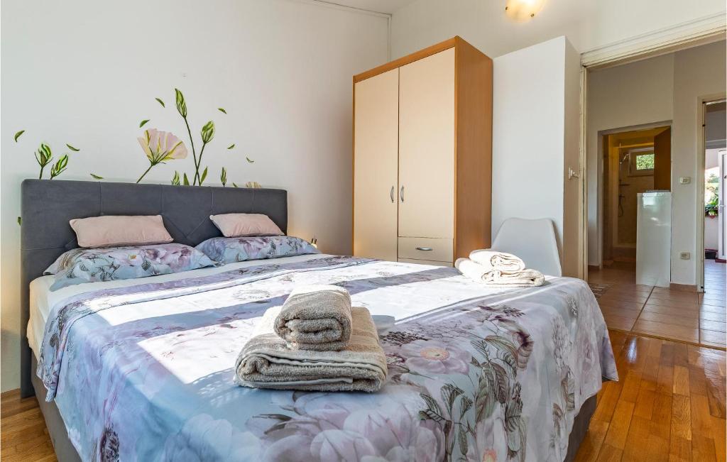 Postel nebo postele na pokoji v ubytování Apartment Banjole With Sea View 201