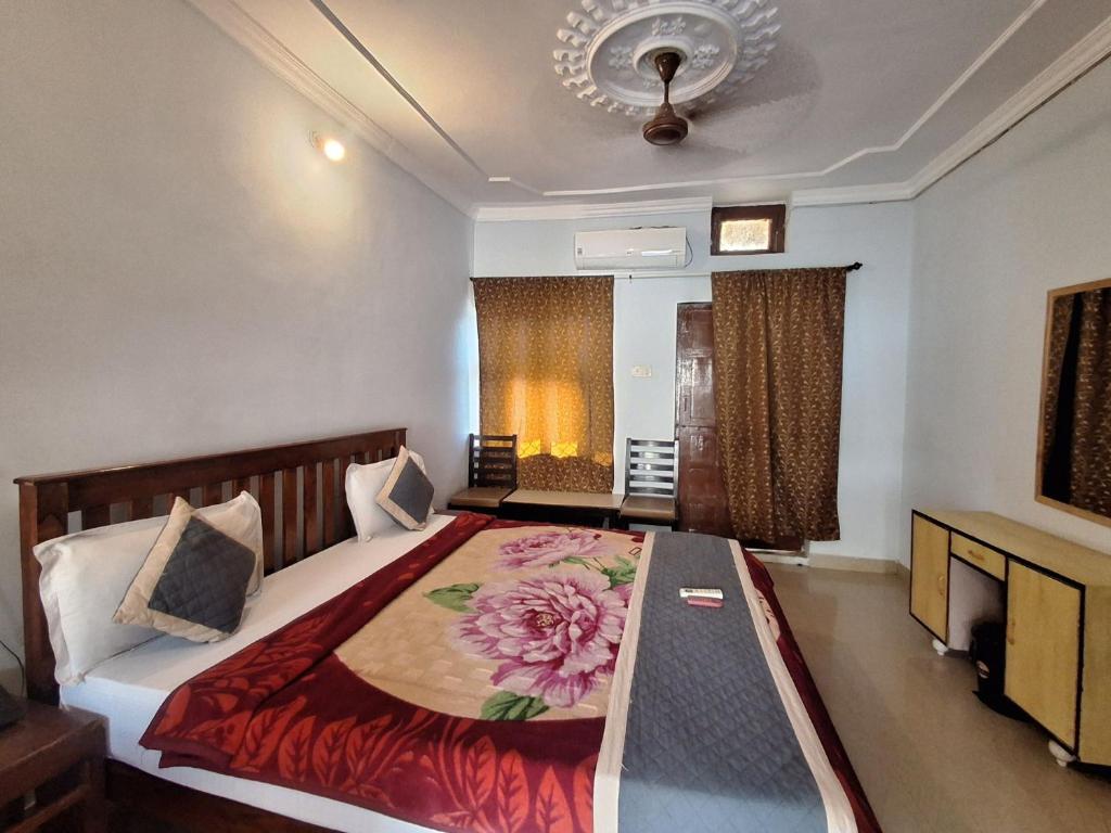 Postel nebo postele na pokoji v ubytování Hotel Om Pushkar