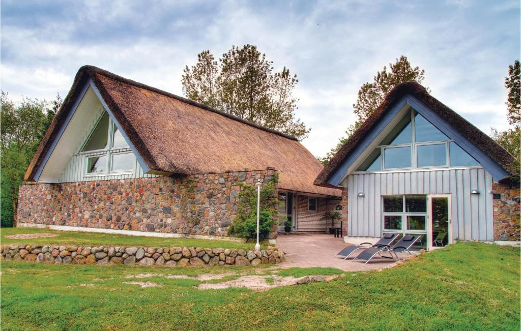 una grande casa in mattoni con tetto a gambero di Four-Bedroom Holiday Home With A Fireplace In Rømø a Toftum