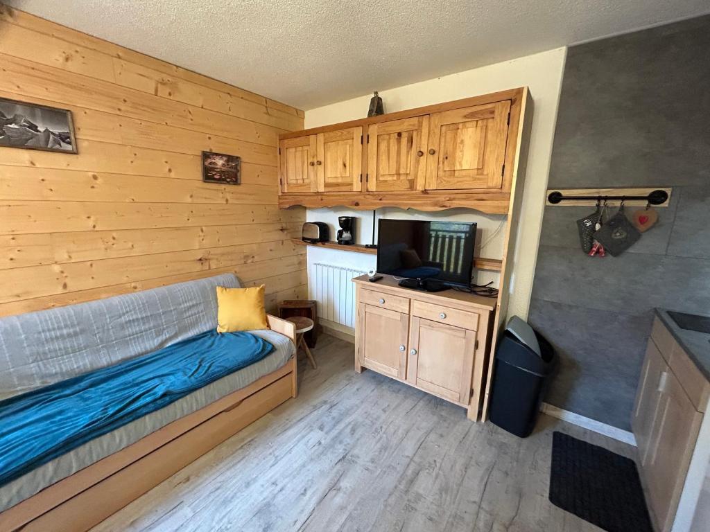 Cette petite chambre comprend un lit et une cuisine. dans l'établissement appartement douillé, à Les Deux Alpes