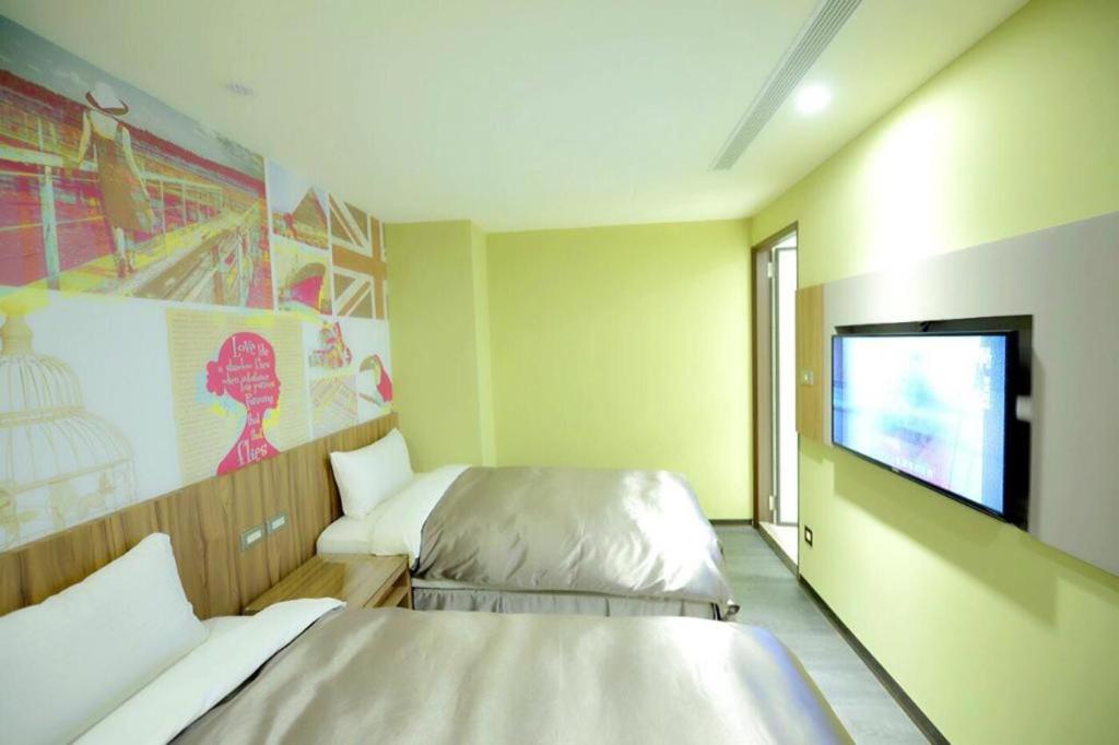 Postel nebo postele na pokoji v ubytování Ximen Hotel B