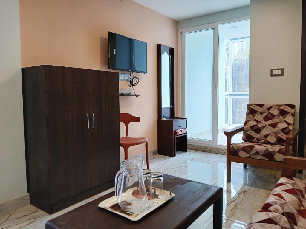 TV a/nebo společenská místnost v ubytování Ponmurugan Residency