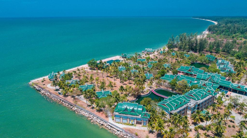 z góry widok na ośrodek na wyspie w wodzie w obiekcie Andaman Princess Resort & Spa w mieście Ban Pak Ko