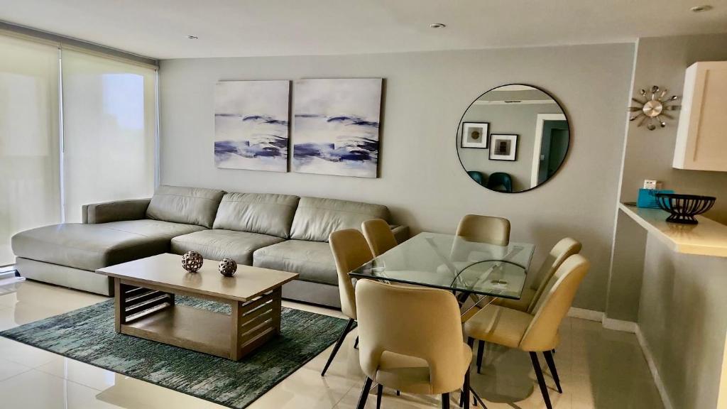 un soggiorno con un divano e un tavolo di vetro di Cozy 2br 2ba Retreat at Beachfront Resort, Heated Pool! a South Padre Island