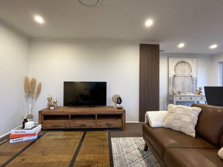 TV a/nebo společenská místnost v ubytování 3 Bedroom House in Cooma