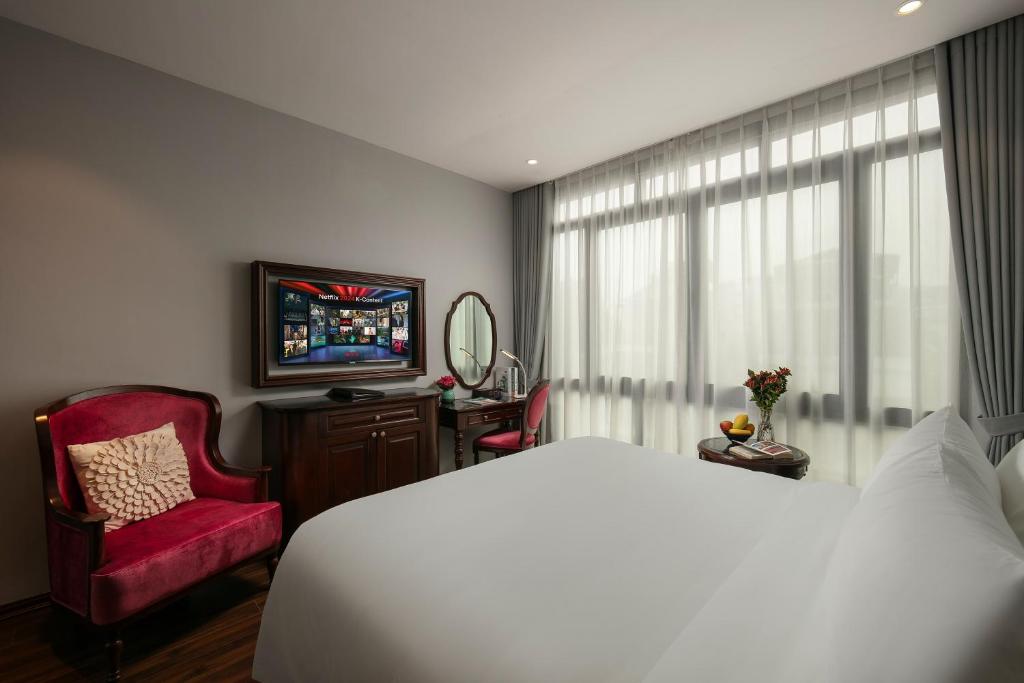 Postel nebo postele na pokoji v ubytování Serene Central Hotel