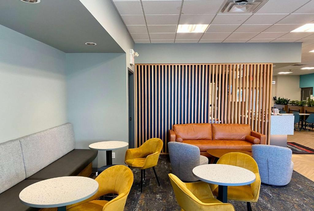 Un lugar para sentarse en Howard Johnson by Wyndham Winnipeg West