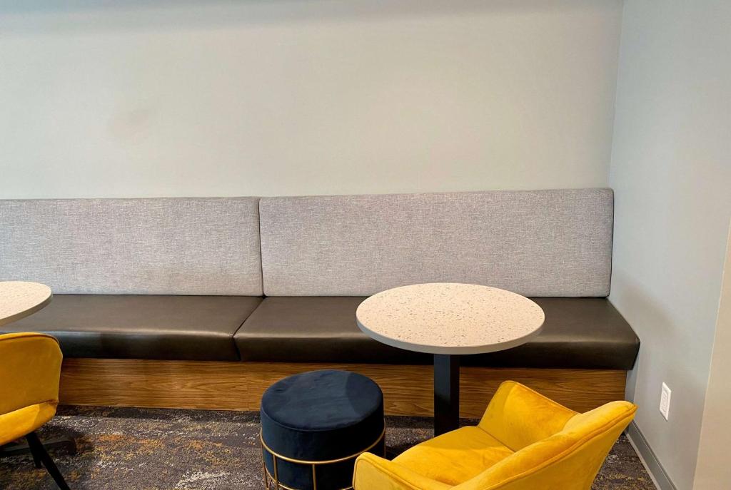 Un lugar para sentarse en Howard Johnson by Wyndham Winnipeg West