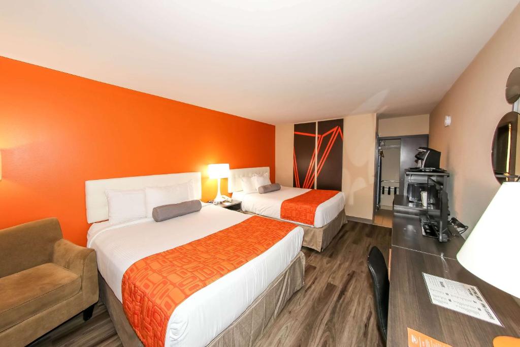 Una cama o camas en una habitación de Howard Johnson by Wyndham Winnipeg West