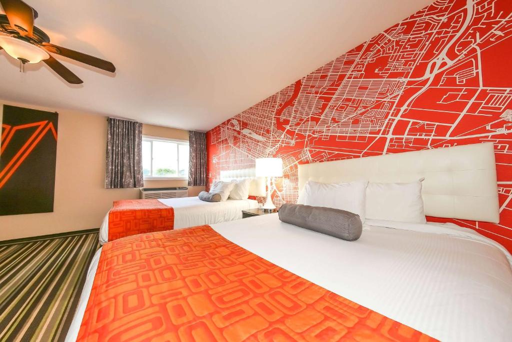 Una cama o camas en una habitación de Howard Johnson by Wyndham Winnipeg West