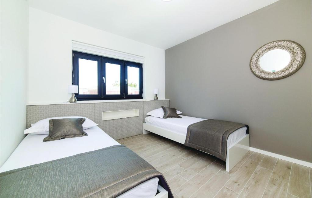 Postel nebo postele na pokoji v ubytování Eight-Bedroom Holiday Home In Kastel Novi