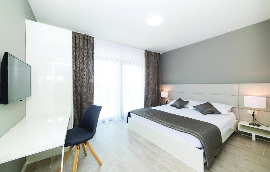 Postel nebo postele na pokoji v ubytování Eight-Bedroom Holiday Home In Kastel Novi