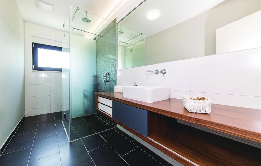 Koupelna v ubytování Eight-Bedroom Holiday Home In Kastel Novi