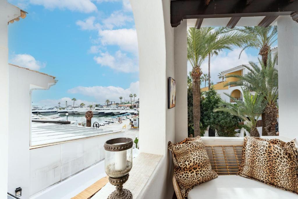 Ruang duduk di Beautiful frontline apartment