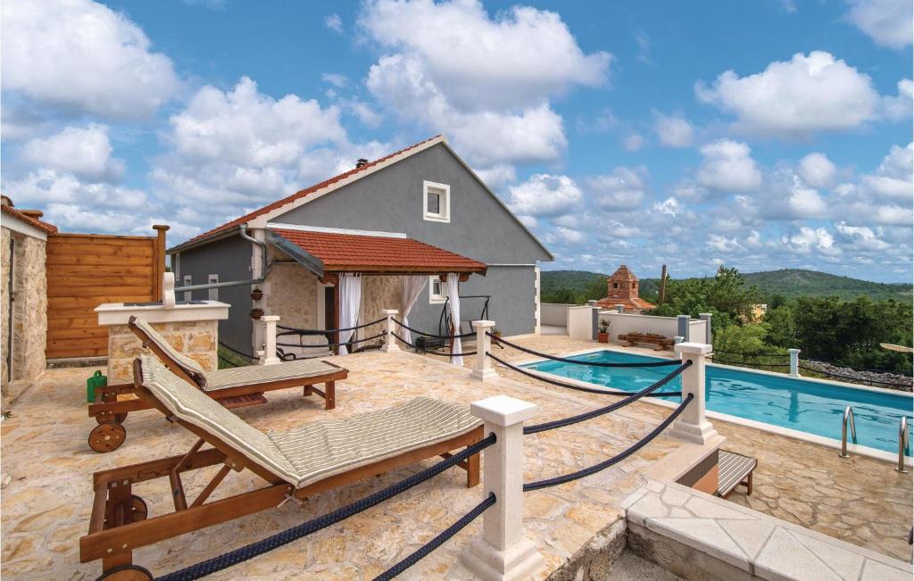 ein Hinterhof mit einem Swimmingpool und einem Haus in der Unterkunft 3 Bedroom Nice Home In Blizina Gornja in Blizna