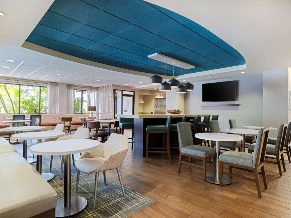 TV a/nebo společenská místnost v ubytování Hampton Inn Cocoa Beach