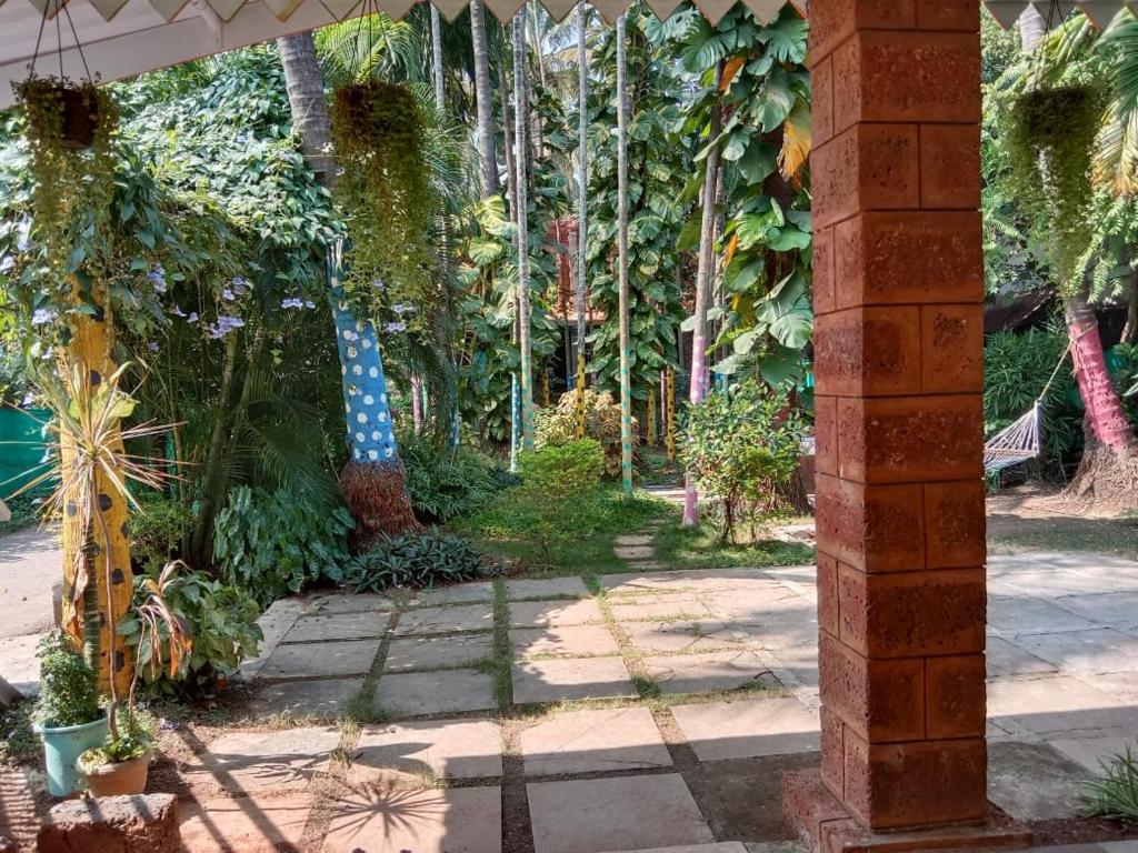 un giardino con un sacco di piante e alberi di Sai Ram Cottage ad Alibaug