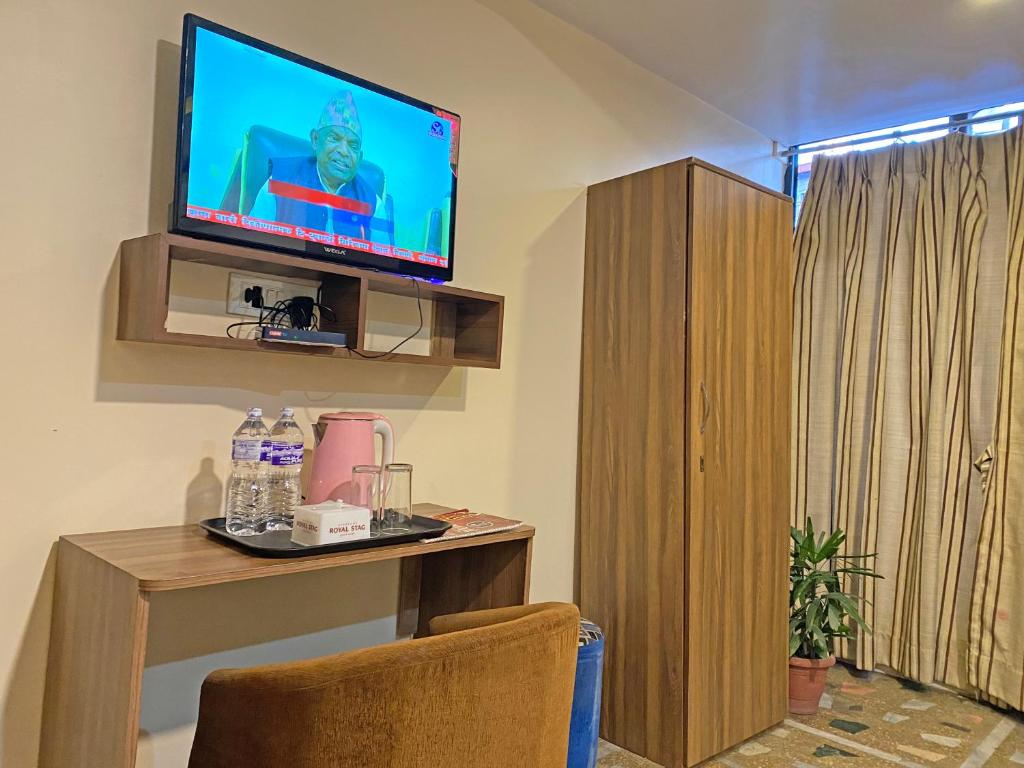 TV a/nebo společenská místnost v ubytování Hotel Airport Holiday