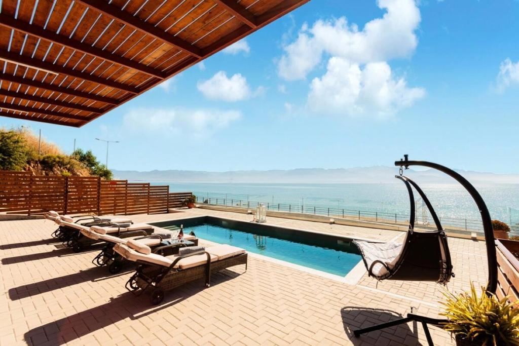 Bazén v ubytovaní Seaside Summer Bliss - Aurora Luxury Pool Paradise alebo v jeho blízkosti