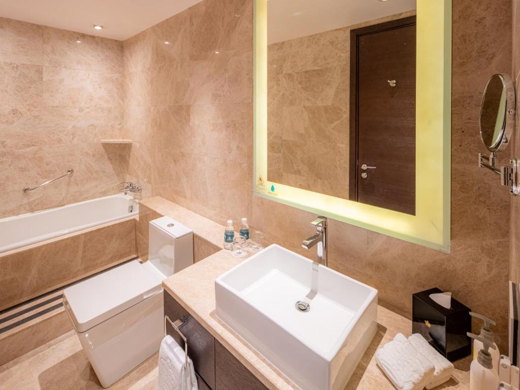 Koupelna v ubytování Grand Emperor Hotel