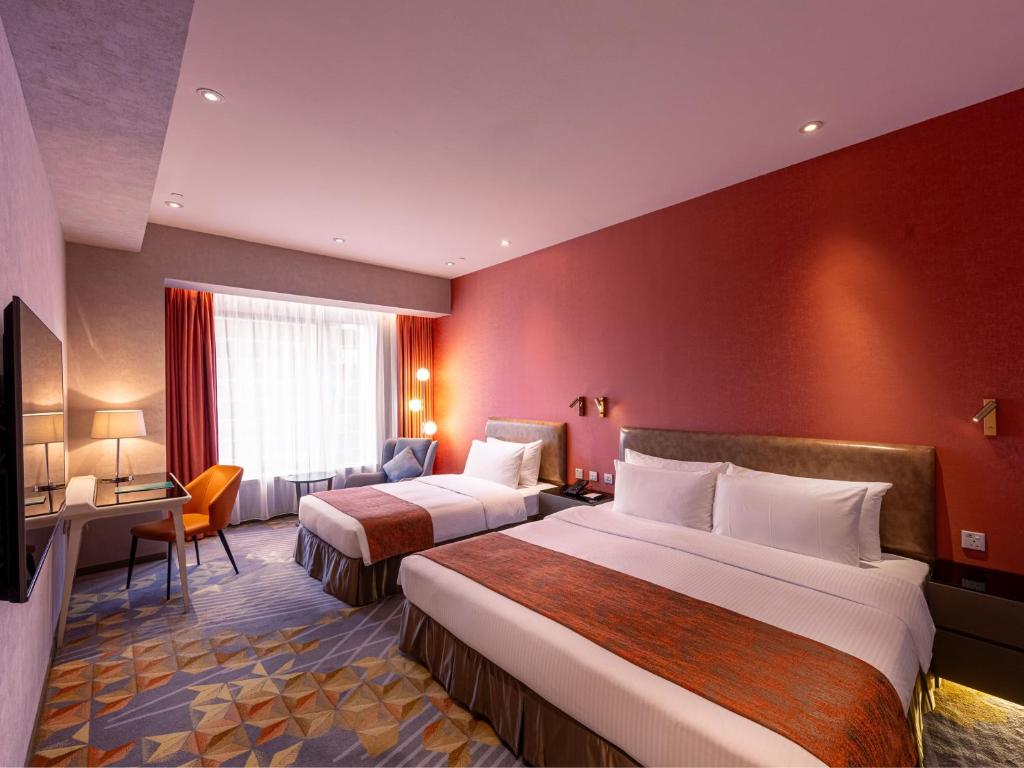 Postel nebo postele na pokoji v ubytování Grand Emperor Hotel