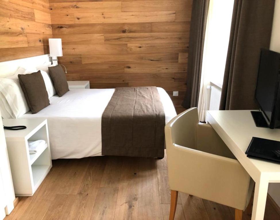 TV a/nebo společenská místnost v ubytování Hotel Schweizerhof Pontresina