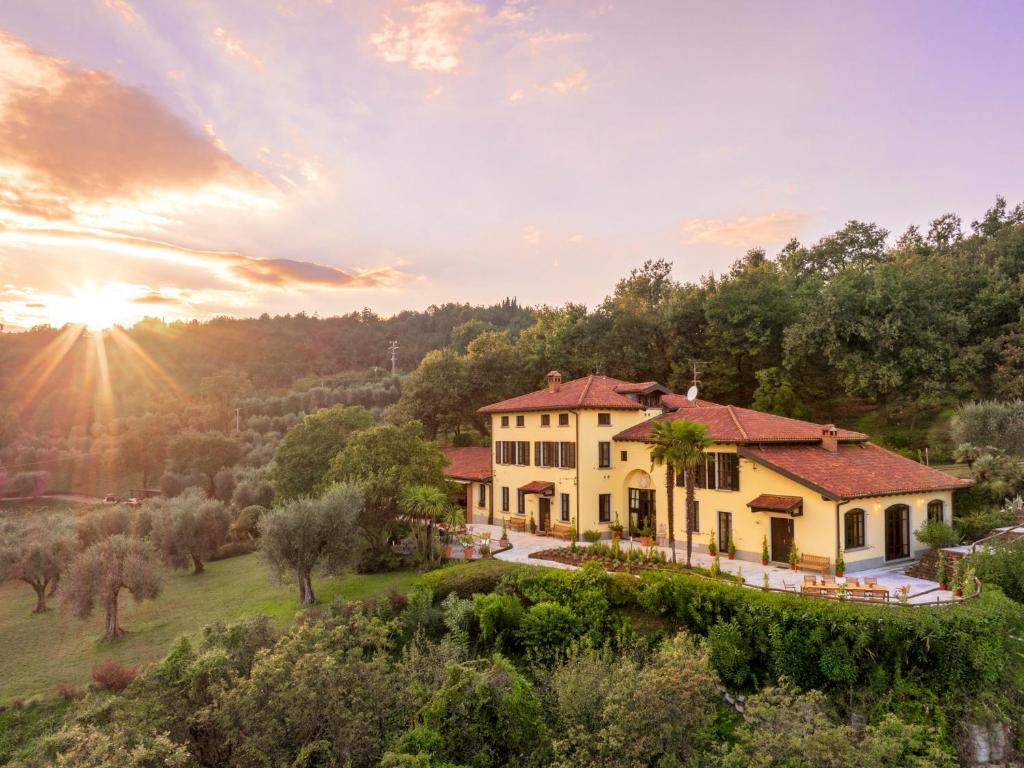 une maison sur une colline au coucher du soleil dans l'établissement TENUTA NAVELLI 12&2, Emma Villas, à Salò