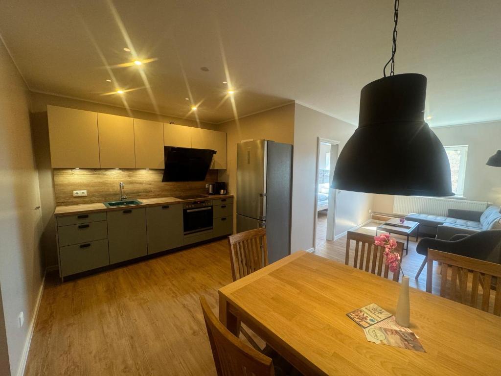 Una cocina y una sala con una mesa y un comedor. en Buedlfarm-Kornkammer, en Sahrensdorf